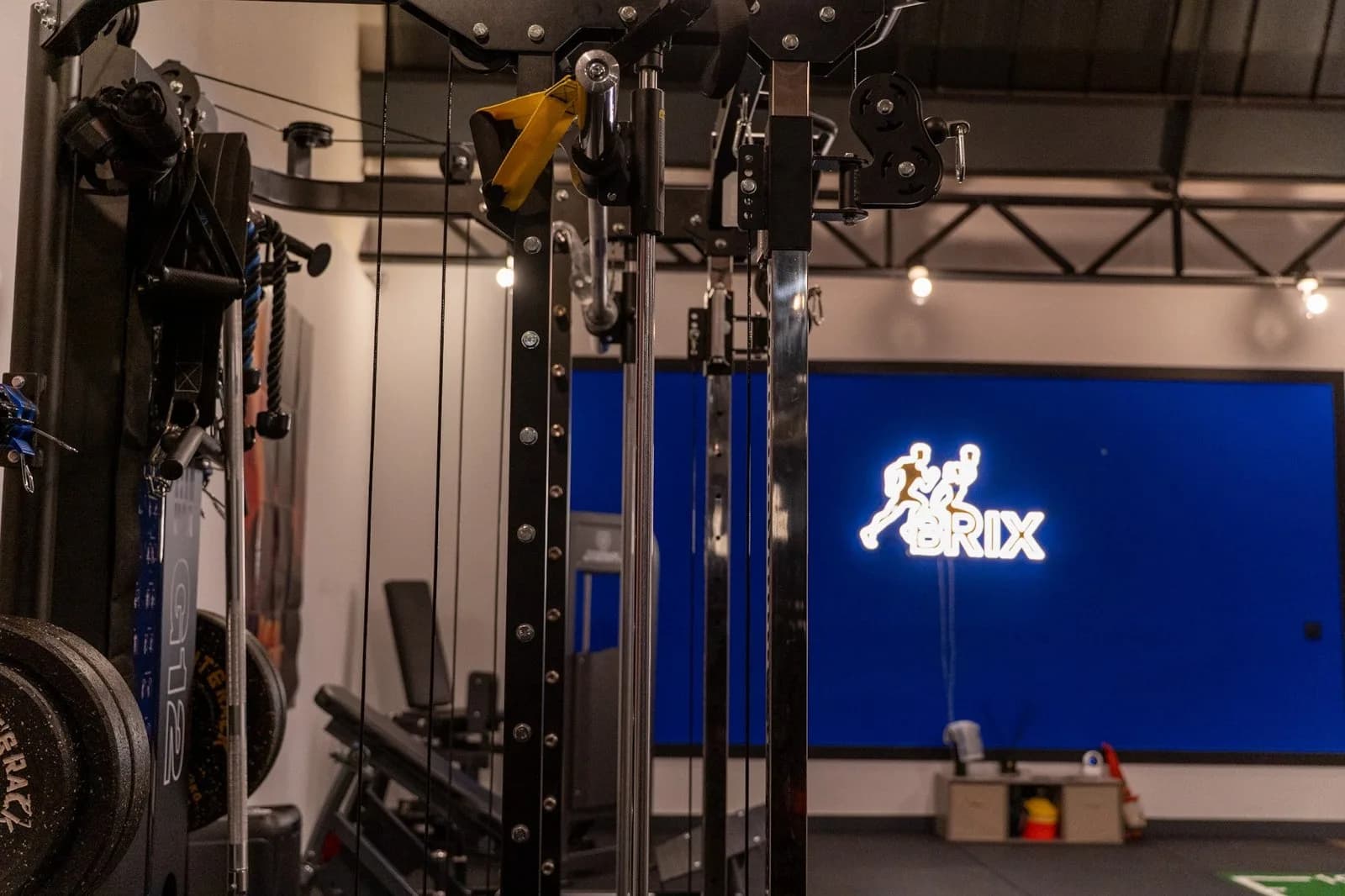 Intérieur du studio BRIX à Cachan, enseigne lumineuse au fond