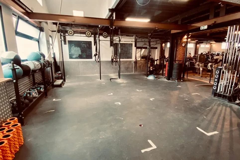 Plateau de cross-training du Centre 16 à Maisons-Alfort, rig mural, TRX et kettlebells