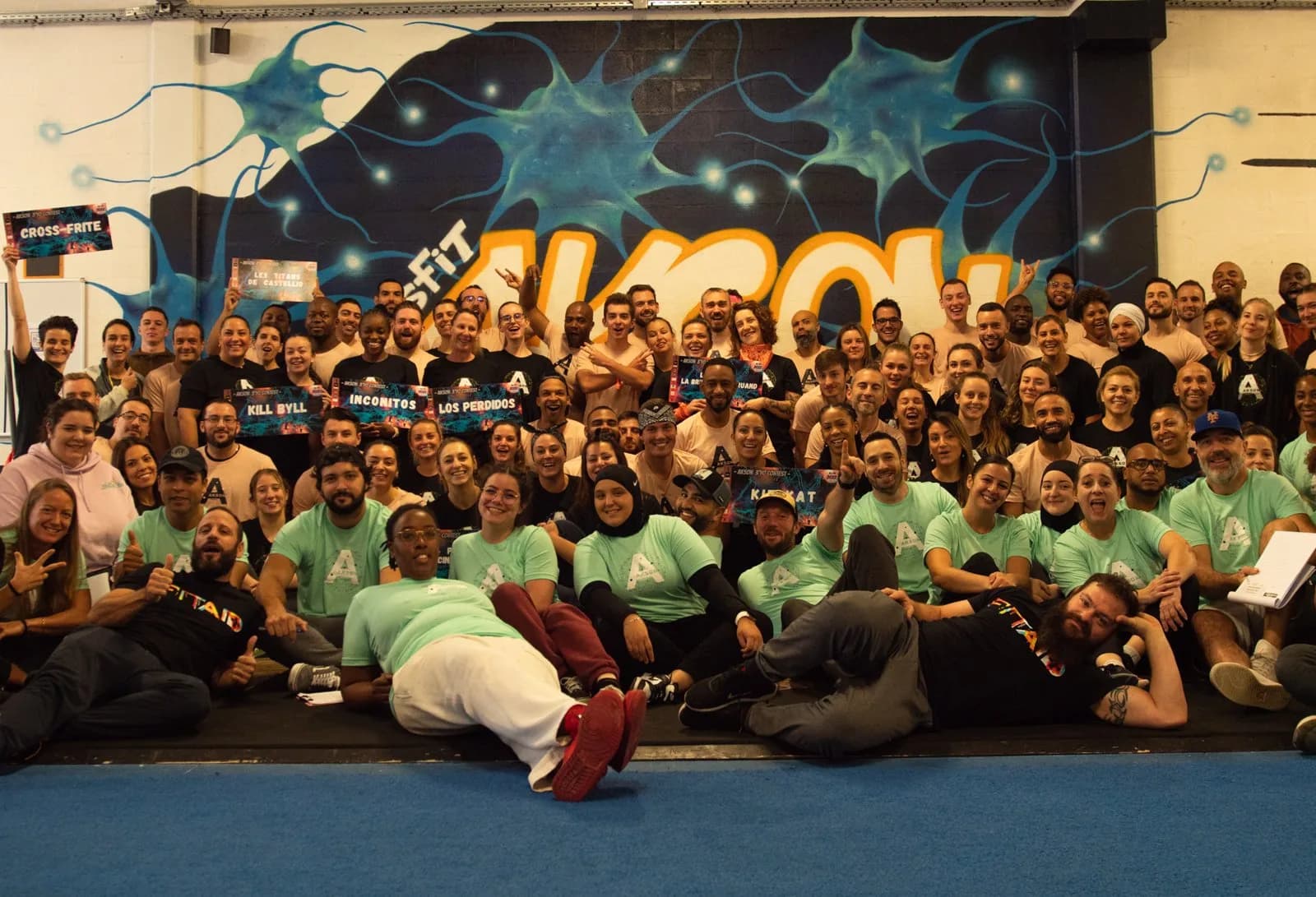 Photo de groupe devant la fresque CrossFit Akson