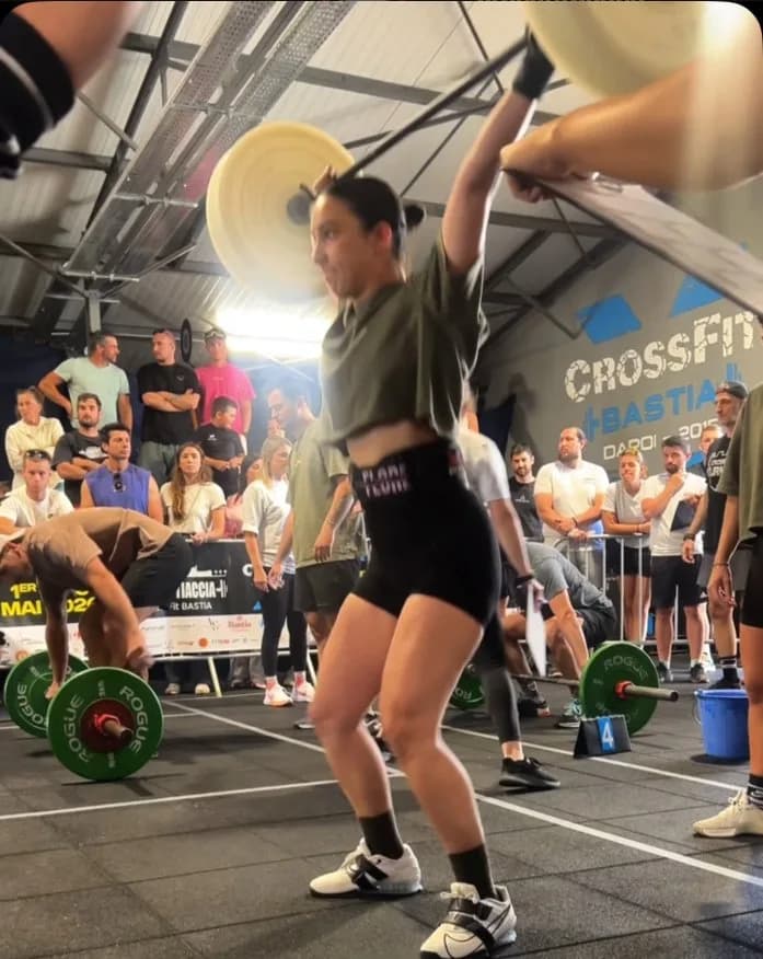 Compétition dans la box CrossFit Bastia à Furiani, mur de marque « CrossFit Bastia » visible