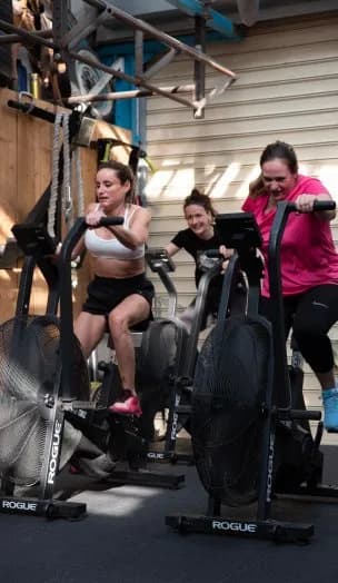 Membres de CrossFit Les Enfants de la Barre à l'entraînement, Montrouge
