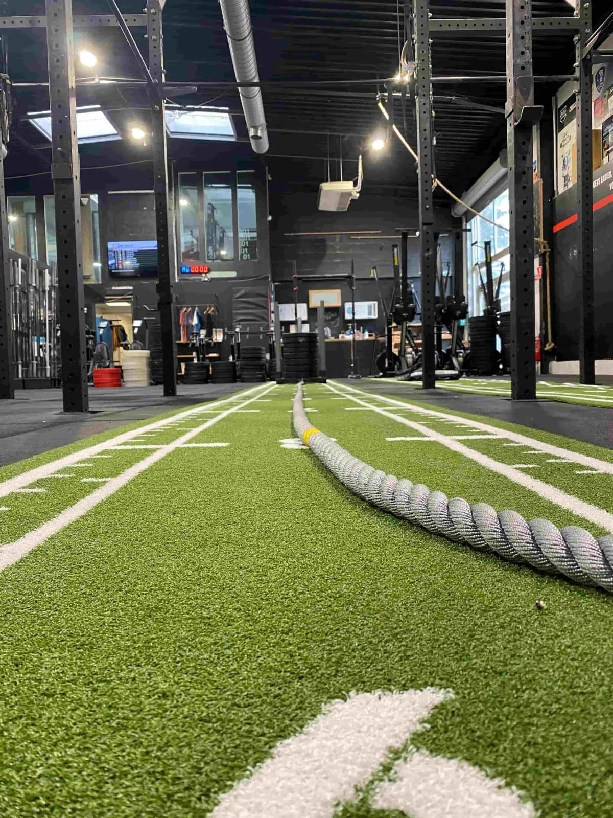 Piste en gazon synthétique et corde ondulatoire de CrossFit Orgeval