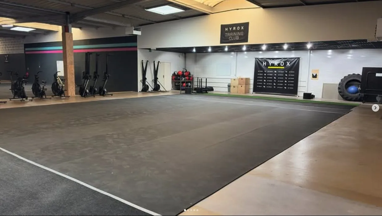 Salle d'entraînement de CrossFit Saint-Dizier avec le mur HYROX Training Club