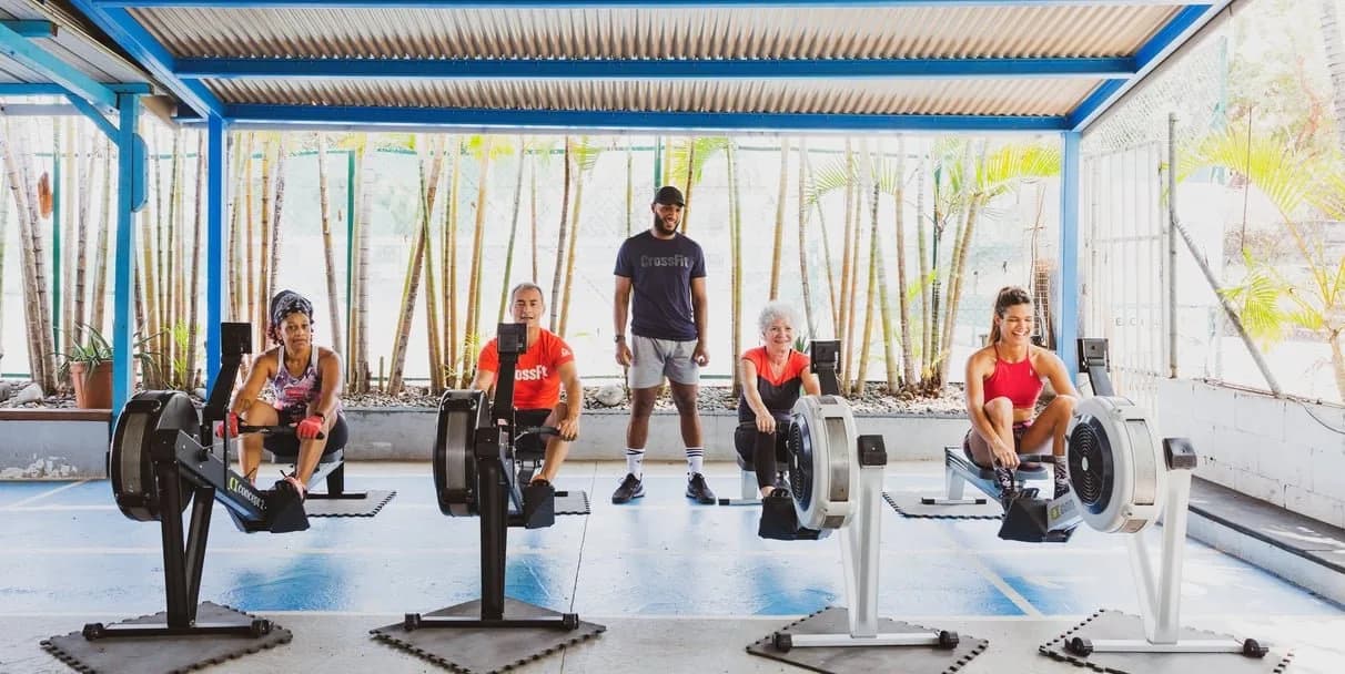 Adhérents sur rameurs Concept2 sous le préau de CrossFit Santa Apolonia, Saint-Pierre