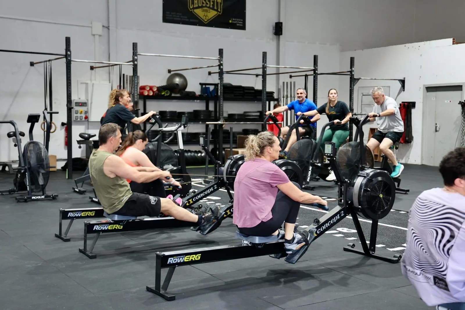 Séance collective sur rameurs dans la salle CrossFit Tarbes