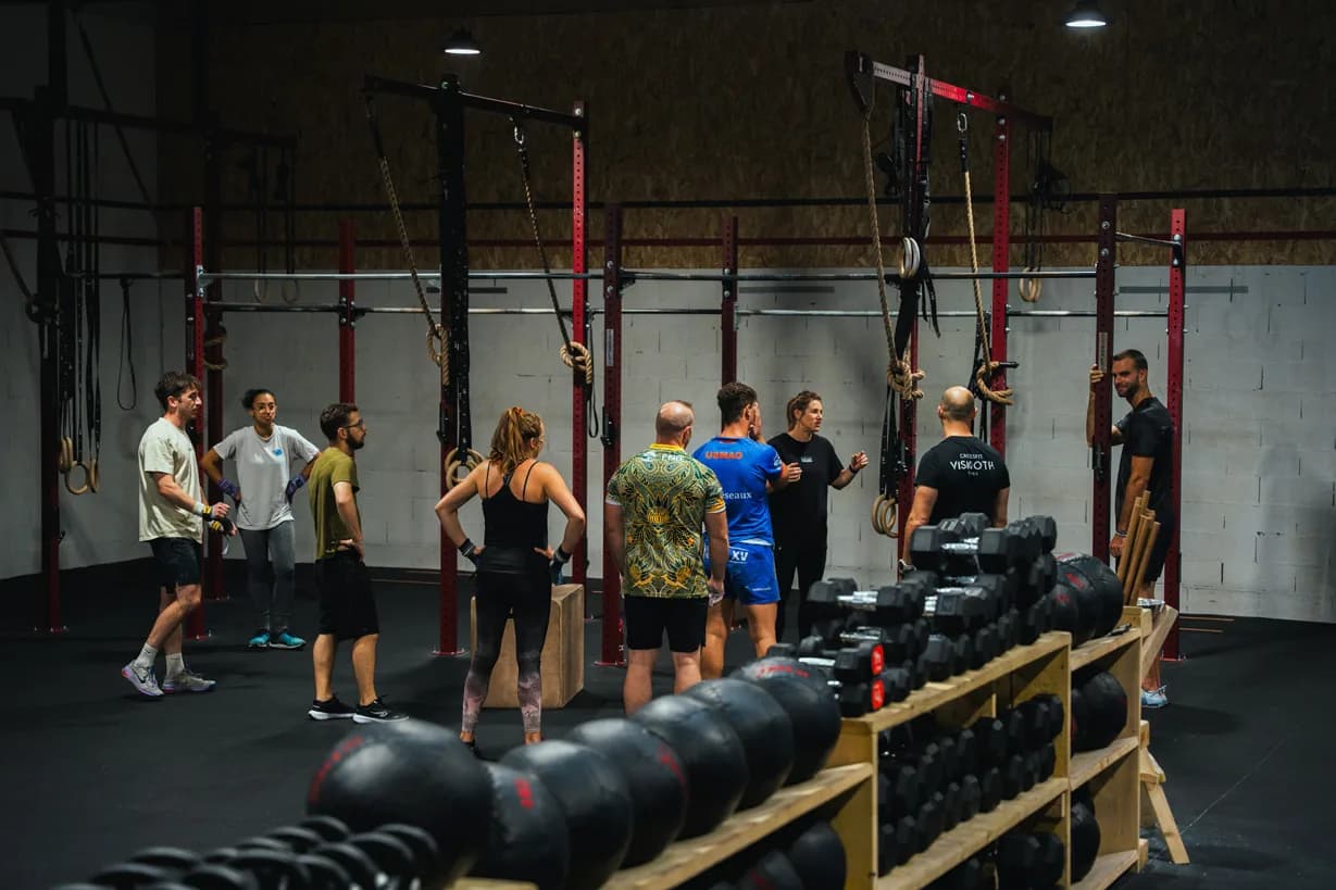 Cours collectif dans la salle CrossFit Visigoth près de Tarbes, rig et haltères visibles