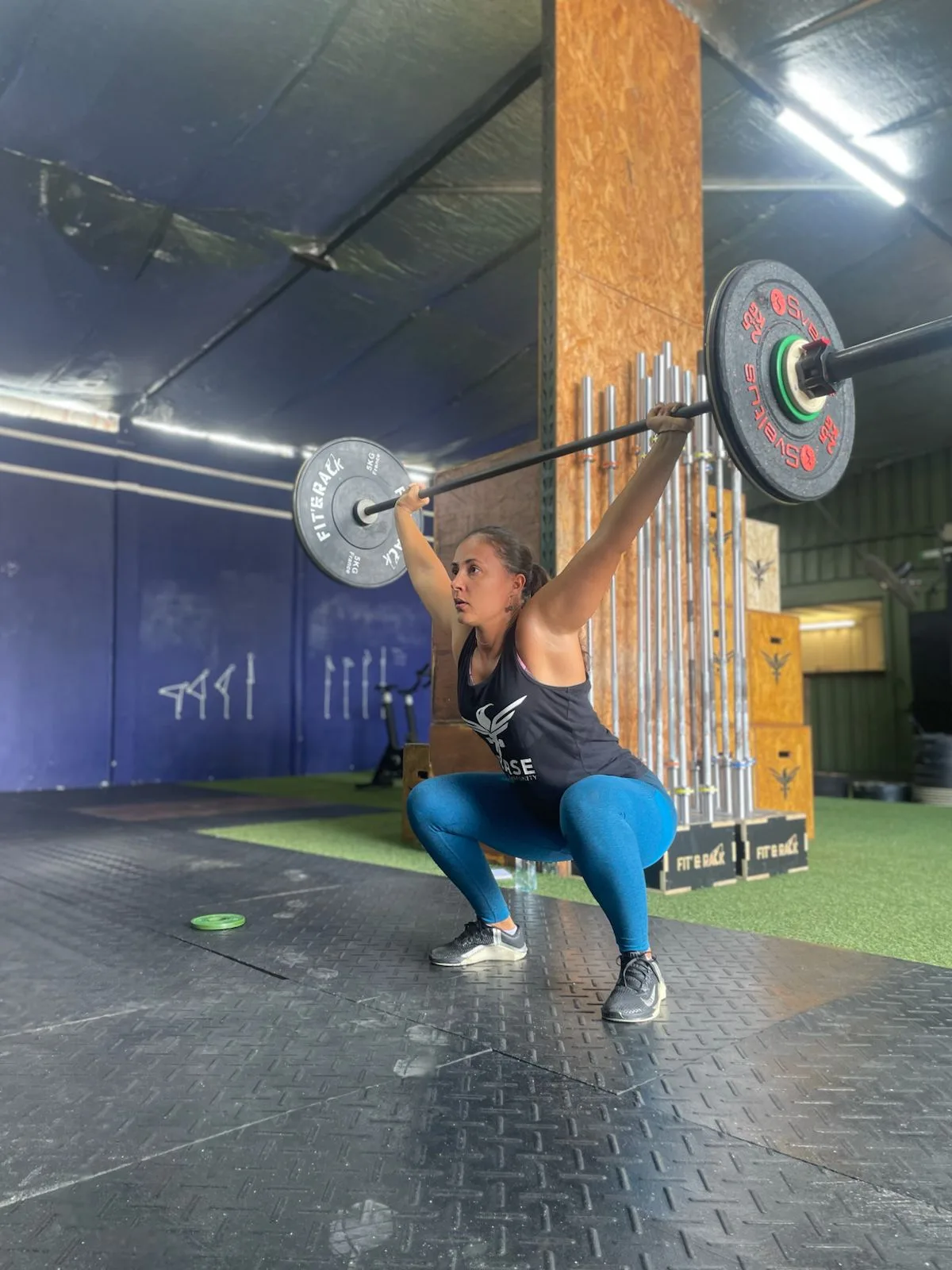 Athlète en squat overhead dans la salle La Base - Unité CrossFit au Lamentin