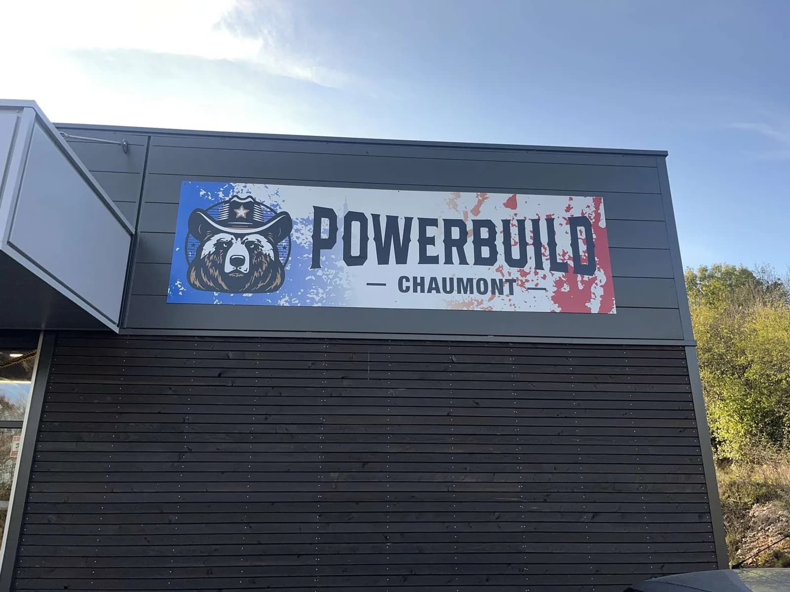 Façade de la salle Powerbuild Chaumont avec son enseigne