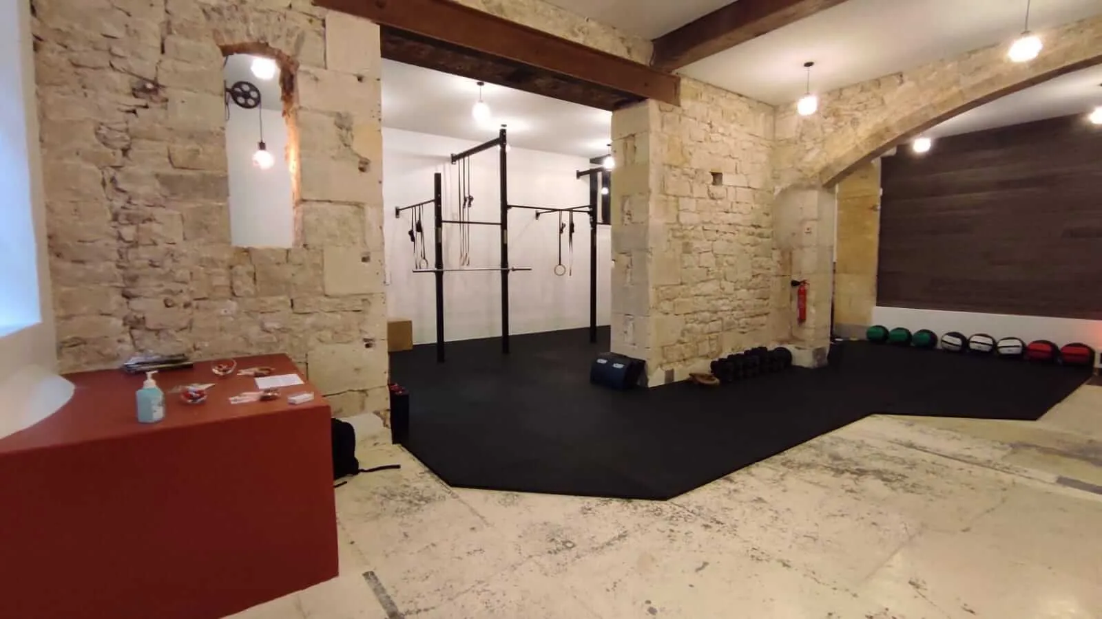 Intérieur de Sirius Training à Nevers, voûtes en pierre et rig noir